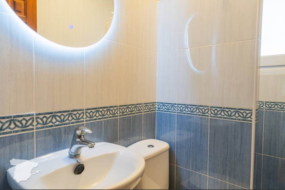 Moderne badkamer met verlichte spiegel