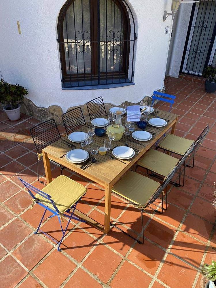Terras met eettafel voor 8 personen